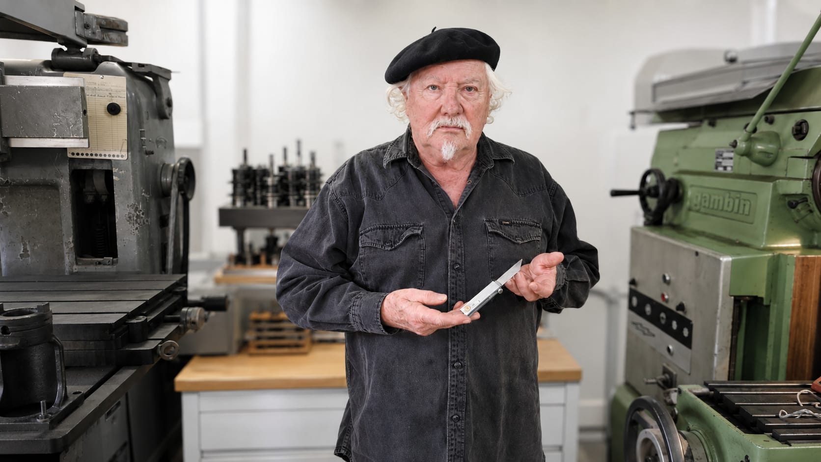 Marc Pastor, artiste-coutelier, dans son atelier